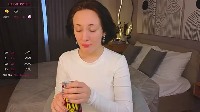 MaisieWilliams nude stripping on cam for live sex video chat