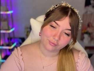 PrincessDi nude and sexy before cam for live chat