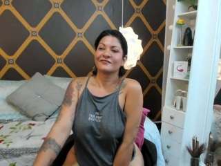 Samantha Davis nude and sexy before cam for live chat