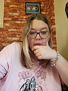 Sexycurvyemilyy nude stripping on cam for live sex video chat