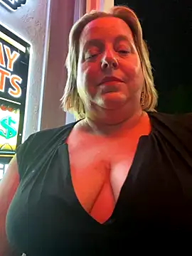 SexySizeddMILF nude stripping on cam for live sex video chat