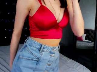 Emilia-Wayne nude and sexy before cam for live chat