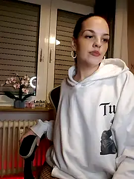 Jujuicy_97 nude stripping on cam for live sex video chat