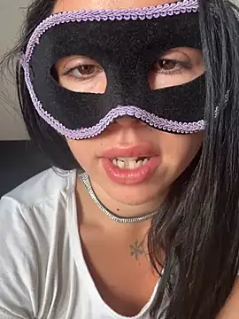 Sarettamiss nude stripping on cam for live sex video chat