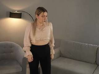 FalineGold nude and sexy before cam for live chat