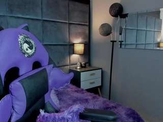 Im_Laura nude and sexy before cam for live chat