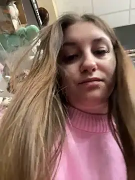 Strawberryyyyik nude stripping on cam for live sex video chat