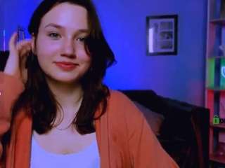 Vivienne-sweet nude and sexy before cam for live chat