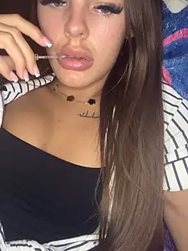 DirtyDaisy25 nude stripping on cam for live sex video chat