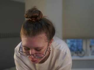 MonaCarvin nude and sexy before cam for live chat