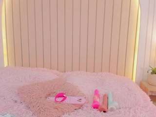 Ameliia-Smith nude and sexy before cam for live chat