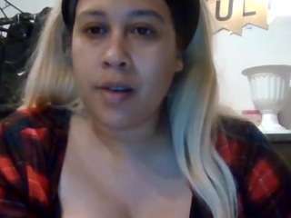 DymondShines nude and sexy before cam for live chat