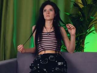 Elissa nude and sexy before cam for live chat