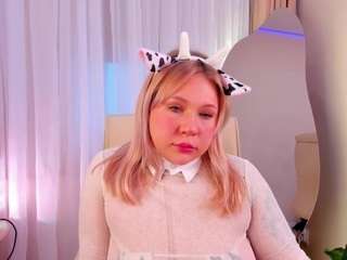 Ellie-Nova nude and sexy before cam for live chat