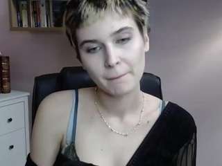 PassionSARAH nude and sexy before cam for live chat