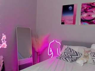 Alice-Bradly nude and sexy before cam for live chat