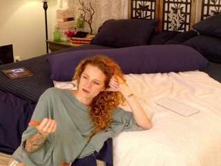 Peelin Off Like Clementine nude and sexy before cam for live chat