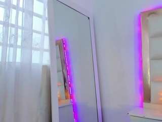 Samanthaevans00 nude and sexy before cam for live chat