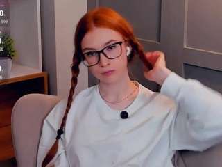 MaeEdman nude and sexy before cam for live chat
