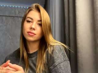 LynnArras nude and sexy before cam for live chat
