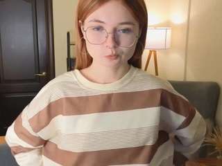 Elizabeth-Lee nude and sexy before cam for live chat