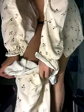 Fin-xinh18 nude stripping on cam for live sex video chat