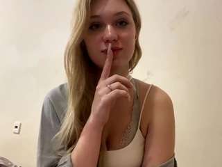 SadieThompson nude and sexy before cam for live chat