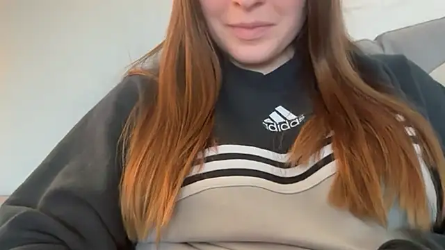 Lucyschickt nude stripping on cam for live sex video chat