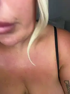 Lexi_Laura nude stripping on cam for live sex video chat